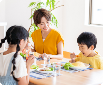みんなで野菜を楽しく食べるイメージ