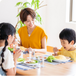 みんなで野菜を楽しく食べるイメージ