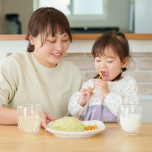 親子が楽しく食事をするイメージ